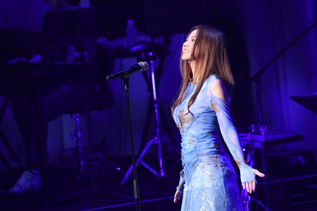 倉木麻衣、万博でSPライブ『名探偵コナン』テーマ曲4連発 水色のロング