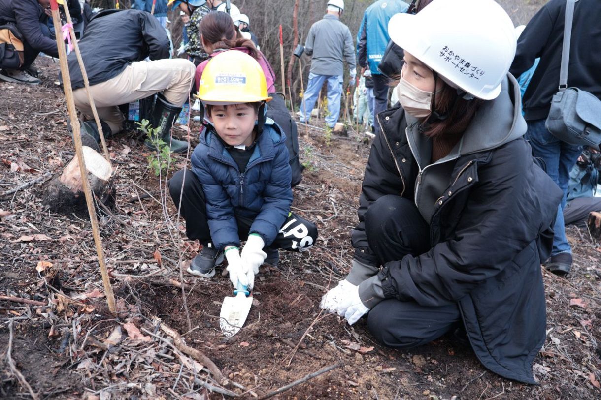 岡山市大規模山林火災１年　住民らが緑の再生願い植樹　