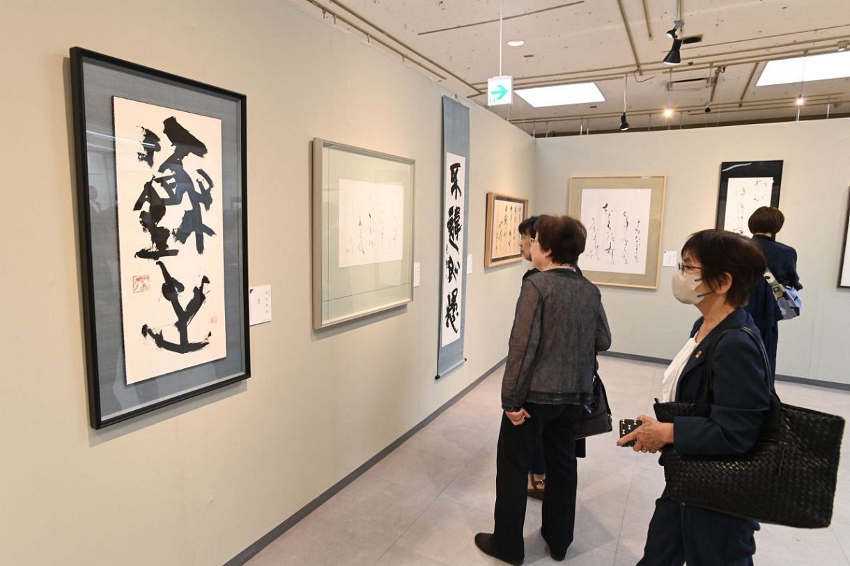 「日本の書展・岡山県の書展」開幕　天満屋岡山店