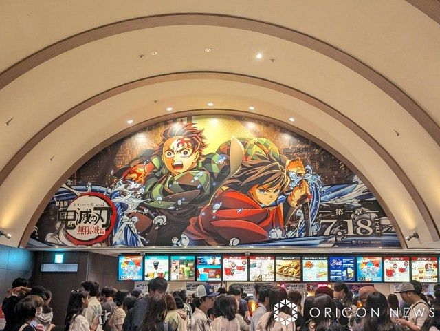 鬼滅の刃』大阪で初の舞台あいさつ“万雷の拍手”大歓声 炭治郎＆義勇