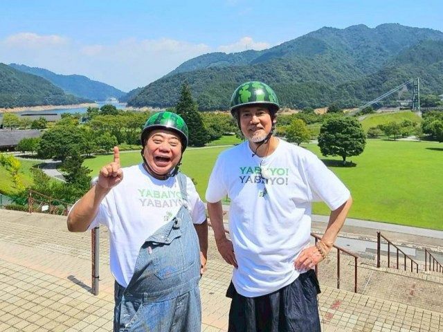 唐沢寿明、ダンディな白ひげ＆スイカ柄ヘルメット 出川哲朗と2ショット