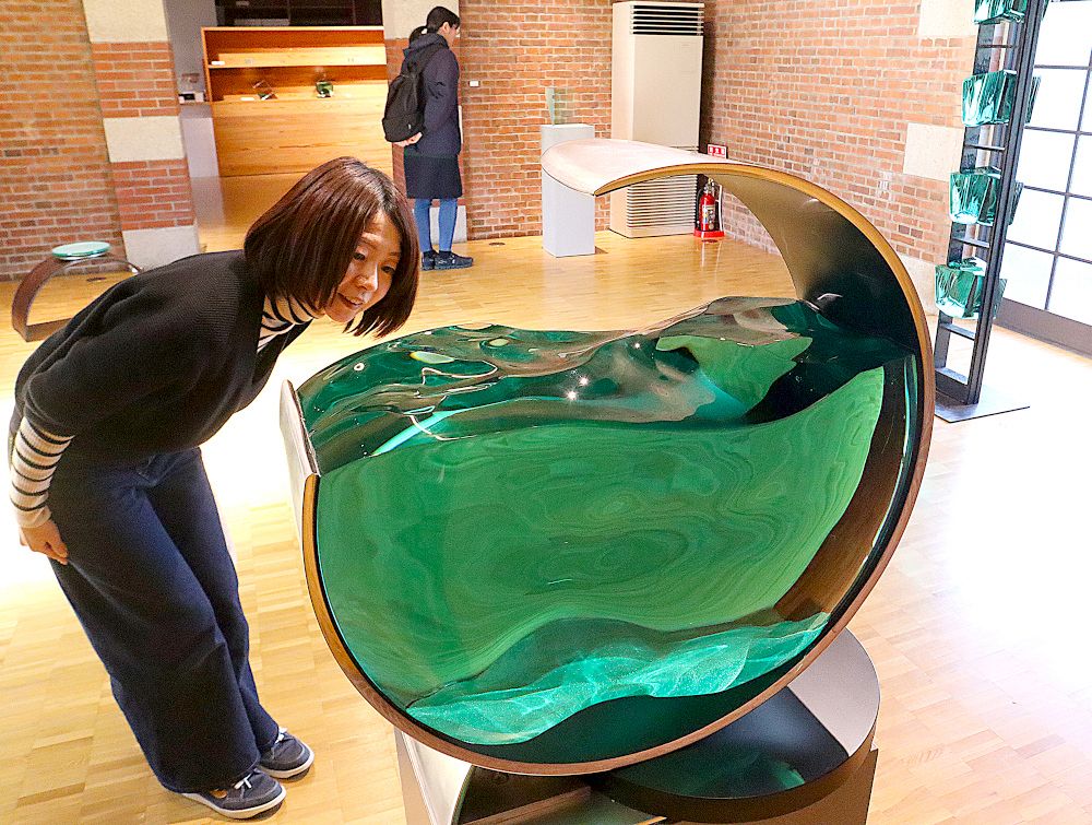 水に見立てた多彩なガラス彫刻 津山出身・中原さん 古里で初個展：山陽