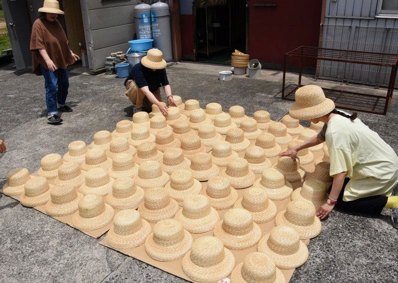 夏本番前に 麦わら帽子作り最盛期　井笠地域、一つ一つ丁寧に手作業