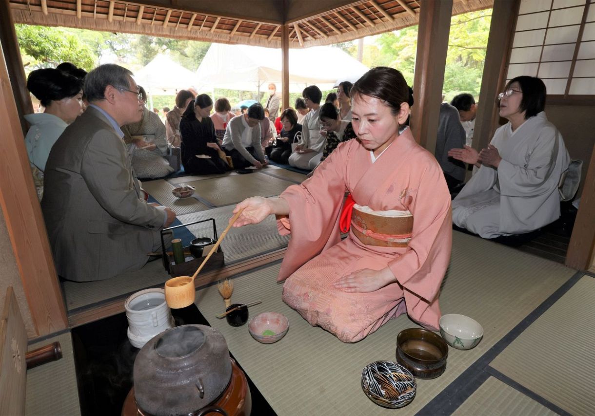 写真特集】栄西禅師賛仰献茶式・大茶会 春の名園で優雅なひととき