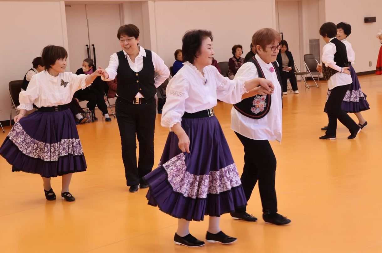 華麗なステップ、ターンを披露 玉野でフォークダンス5団体が交流会