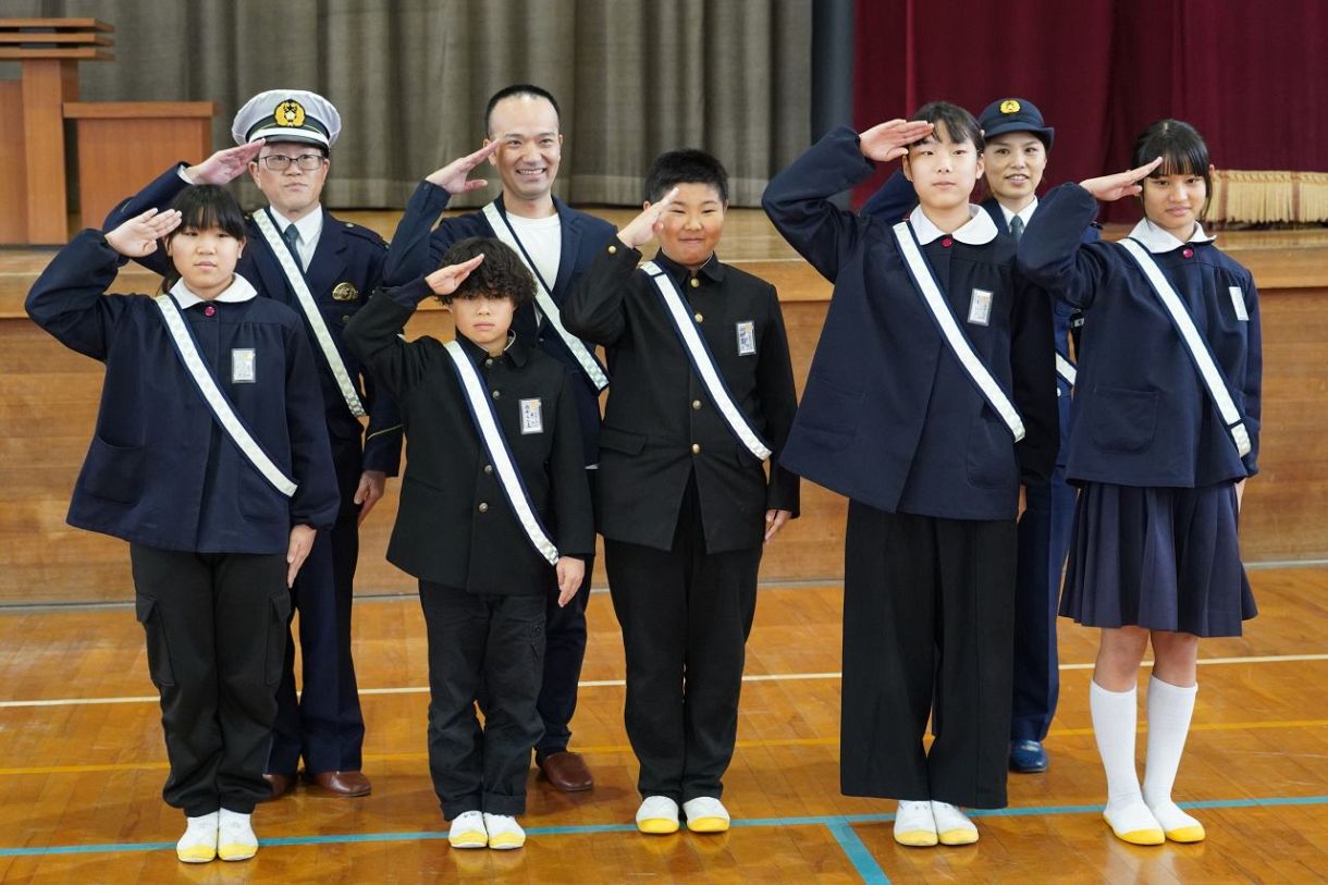 交通安全グッズ 倉敷・乙島東小に寄贈 大和被服 警察官制服の端切れ