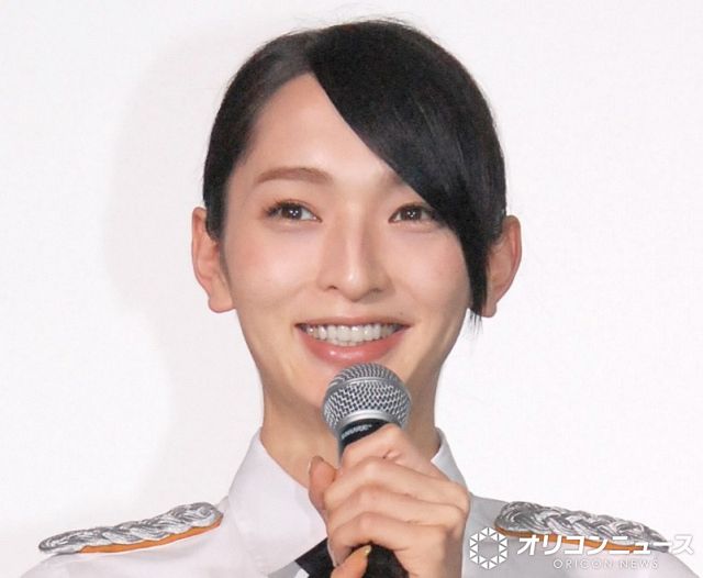 36歳・佐藤かよ、美スタイル際立つ冬物ジャケット×スポーツウェア姿に