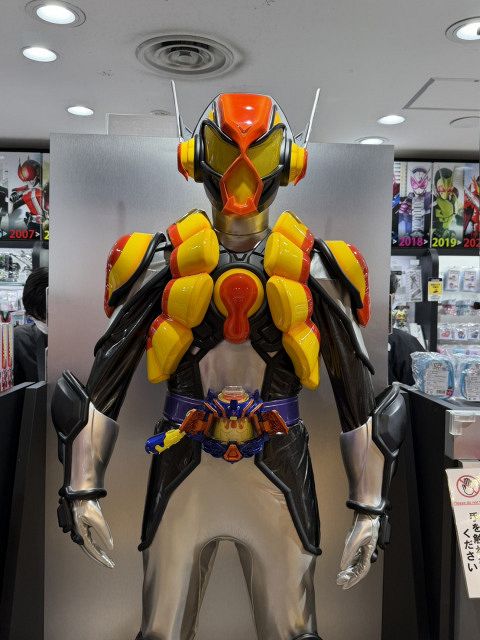 仮面ライダーヴラム』TTFC配信に先駆けて立像展示 公式X「配信開始まで