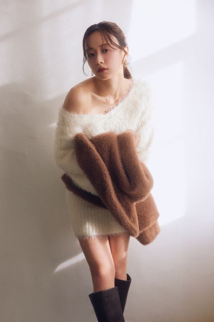 美香ページ♪ 30歳・森香澄、美デコルテ＆美脚が輝く“ぬくもりの美” 『RESEXXY』新作