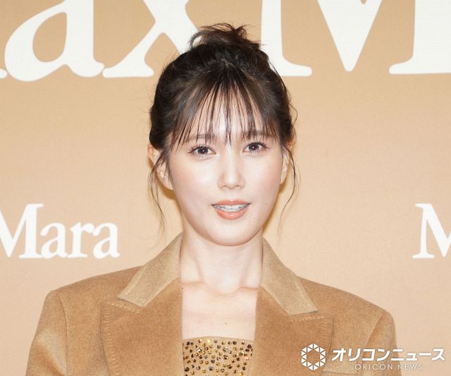 本田翼、ミニ丈スカートで美脚披露「歩き方が美しい人にエレガントさを