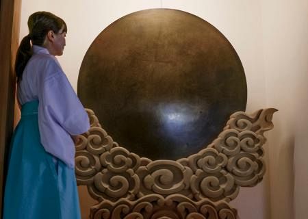 奈良・飛鳥坐神社に国内最大の鏡 径1・2m、江戸中期に制作：山陽