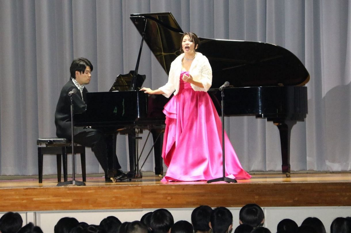 ソプラノ歌手森野さん ピアニスト木口さん 母校・城東高（岡山）で