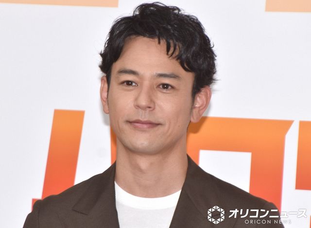妻夫木聡、“撮了”の佐藤浩市と熱く抱き合う「父のような存在でした