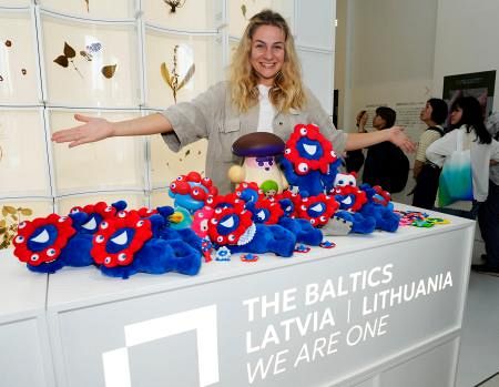 バルト館にミャクミャク集まる 広がる優しさ、140体以上：山陽新聞