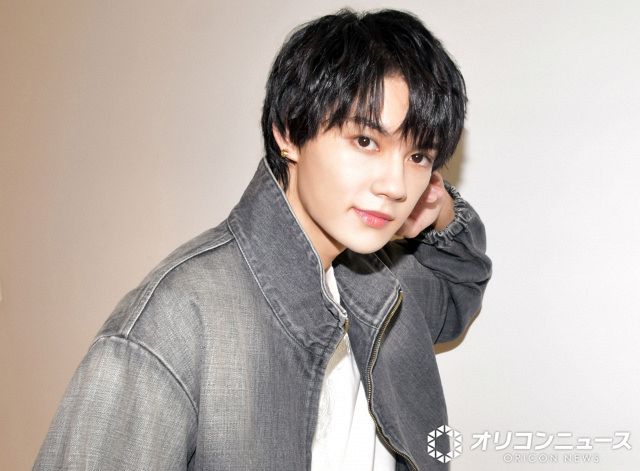 M!LK・佐野勇斗、親戚のてつやと“滅ポーズ”決め笑顔「みんなかっこいい