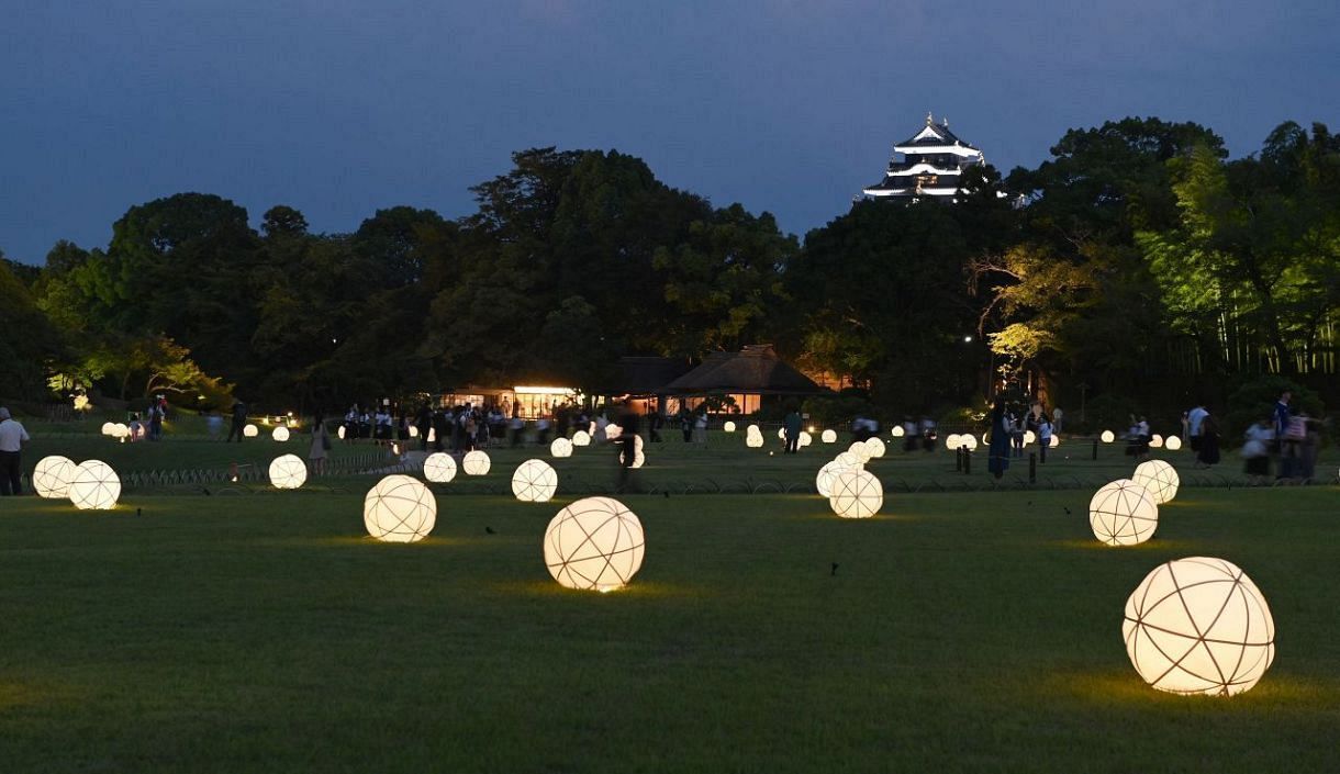 闇に浮かぶ岡山の名所 夏の幻想庭園、烏城灯源郷が開幕：山陽新聞