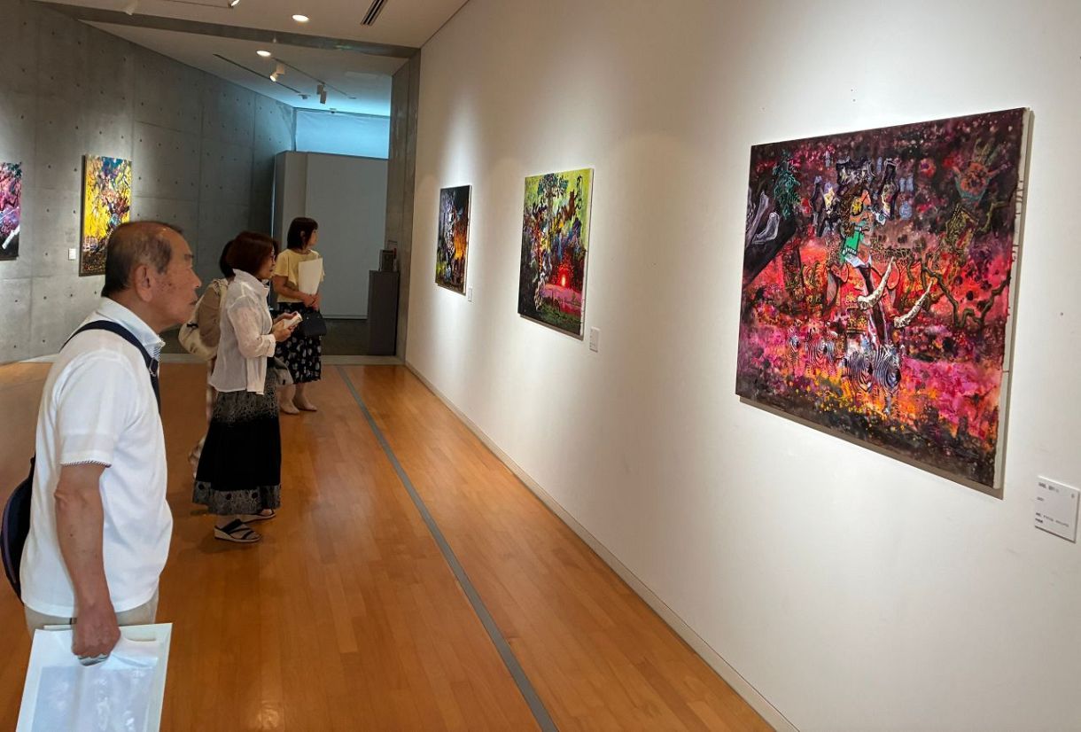 環境問題 鮮烈な色彩で提起 加藤さん（新見出身）、高梁で絵画展示
