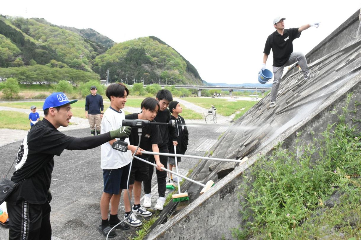 河川敷清掃作業(額縁付き) 河川敷清掃 愛着深めて 真庭、交流イベントに30人：山陽新聞デジタル
