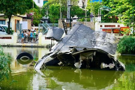 米軍機B52が墜落の池に注目 ベトナム戦争50年、爆撃の爪痕