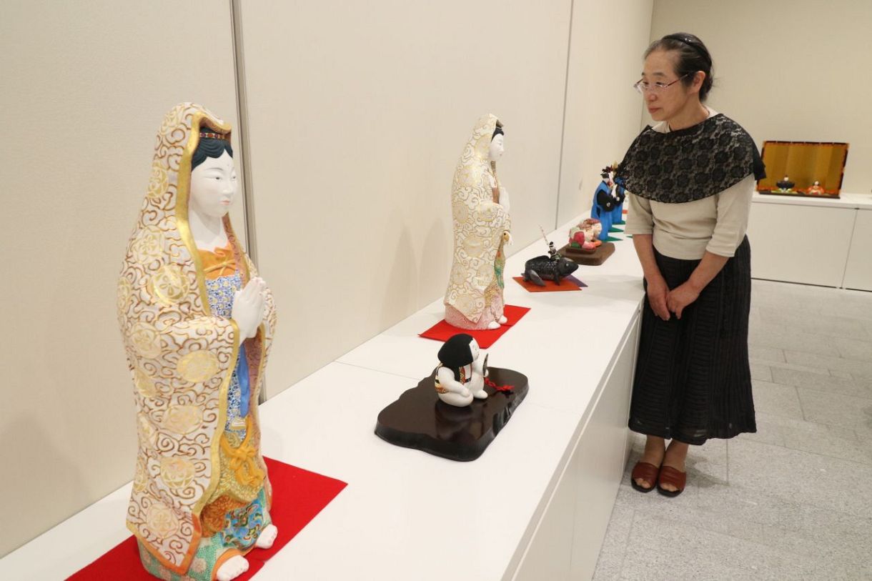 女神や観音像、多彩な人形並ぶ 彩色備前の木村さん作品展：山陽新聞