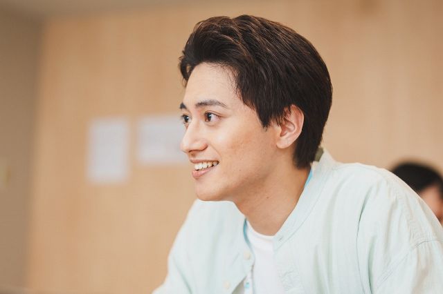 Aぇ! group小島健、“先生”として小6の心を解きほぐす姿が公開 『朝山家 