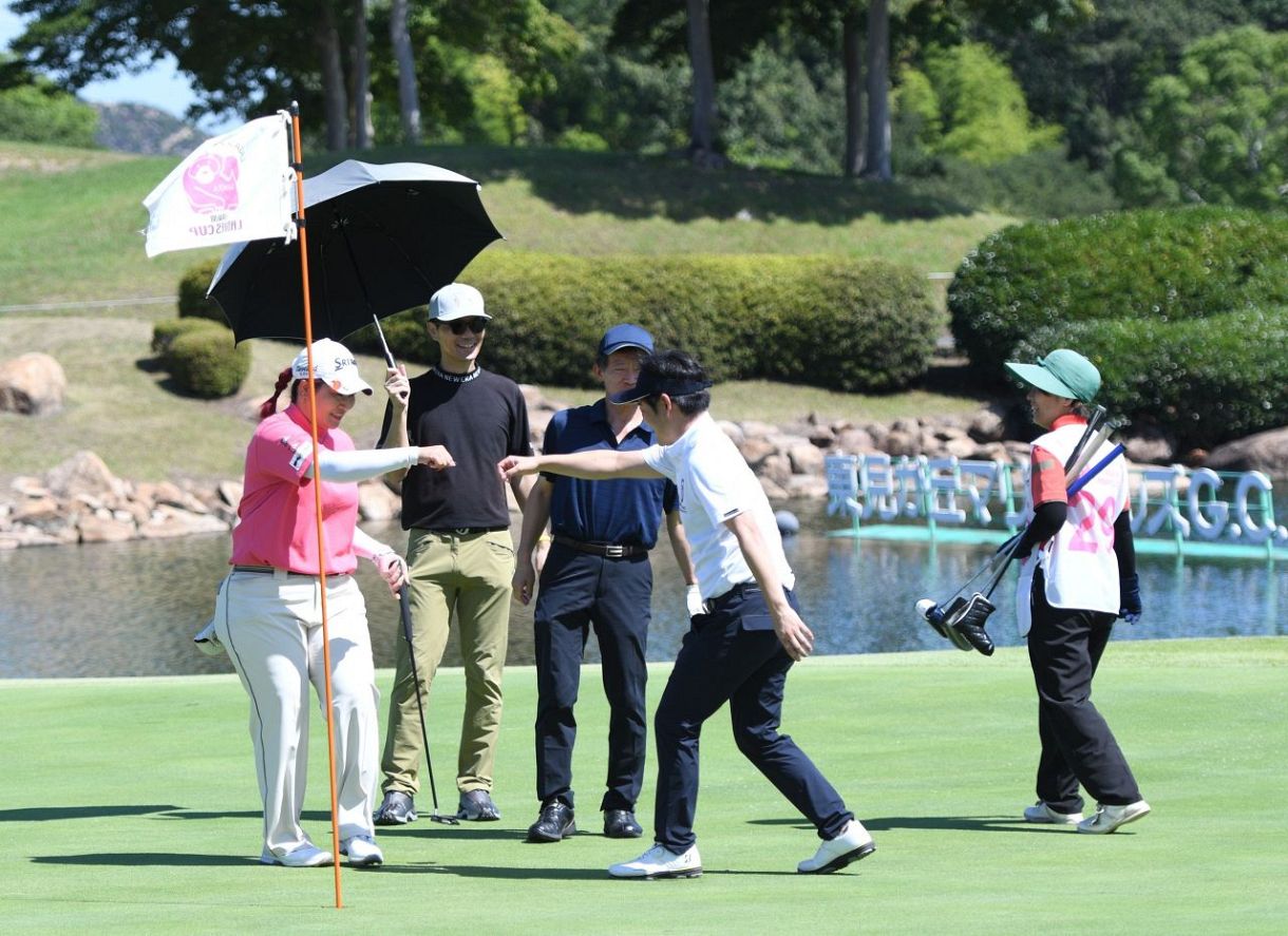 本番控え、プロアマ戦で和やかプレー　女子ゴルフの山陽新聞レディースカップ１８日開幕