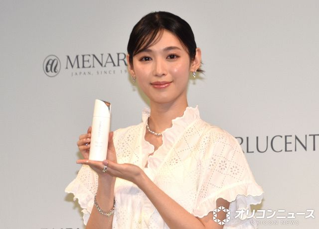 豊臣兄弟！』で話題の白石聖、書道で“達筆”ぶり披露 感嘆の声があがる