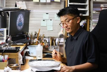 九谷焼」の魅力、若い世代に伝えたい 石川・小松の作家、キャラと