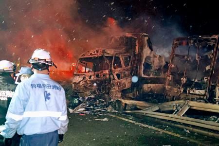 群馬の関越道67台事故2人死亡 26人重軽傷、車両火災も：山陽新聞