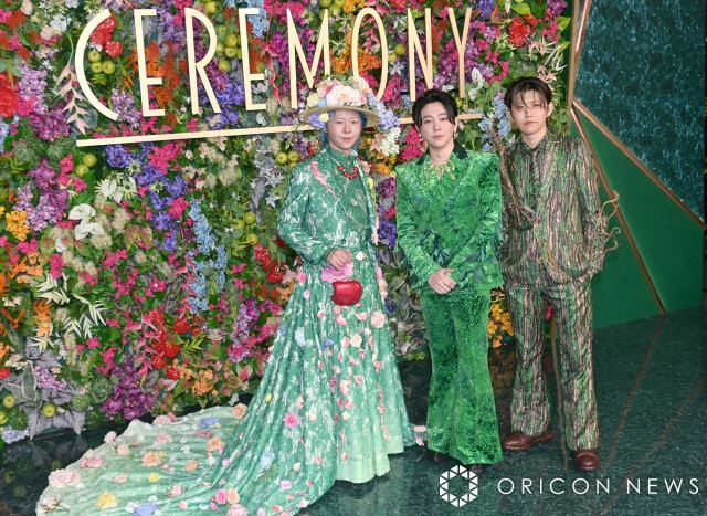 CEREMONY】Mrs. GREEN APPLE、きらびやかなド派手ファッションで“主役
