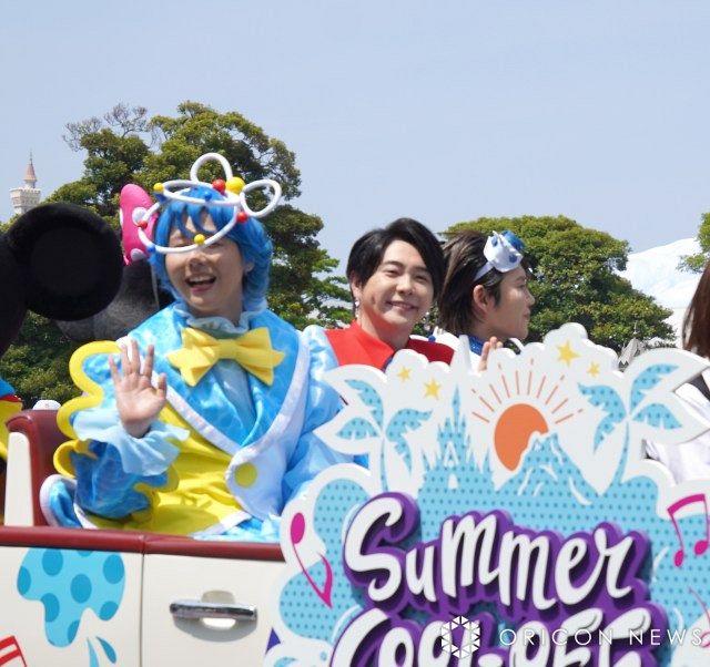 Mrs. GREEN APPLE、ディズニーパレードにサプライズ登場でノリノリ