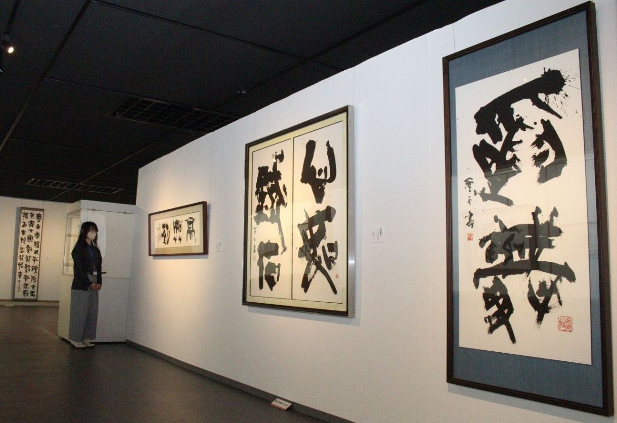 高木聖雨さんの「魅せる書」一堂 総社で文化功労者選出記念展：山陽