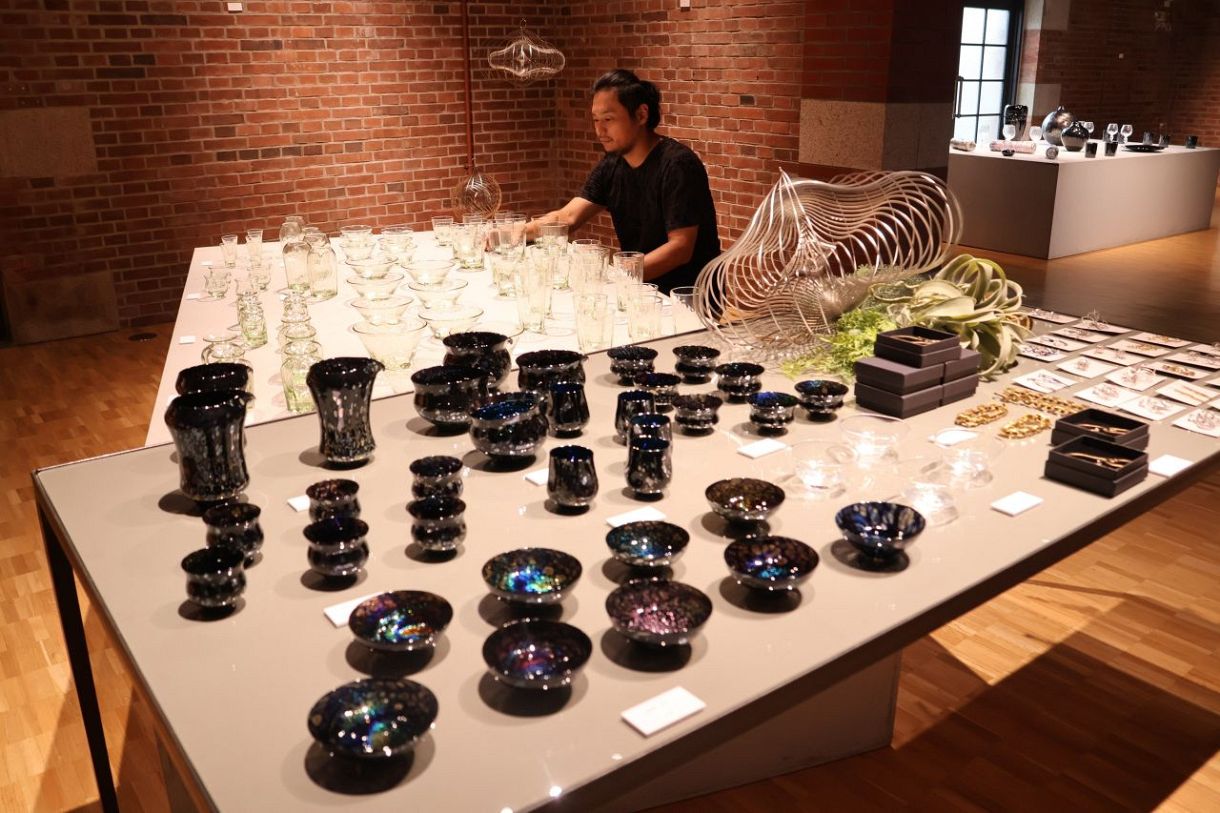 ガラスと鉄、異素材の競演 水口さんと西永さん津山で2人展：山陽新聞