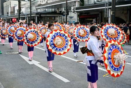 傘踊り、夏夜に響く鈴音 鳥取しゃんしゃん祭：山陽新聞デジタル｜さんデジ