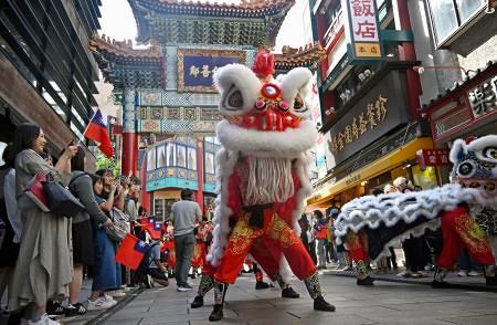 横浜中華街で双十節の祝賀行事 獅子舞や太鼓、沿道に熱気：山陽新聞