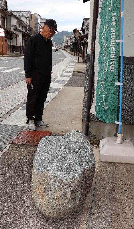 矢掛商店街周辺で「石めぐり」 「座」テーマの石彫や水石展示：山陽