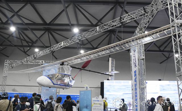 万博に巨大飛行機が登場、驚きの“軽さ” 『鳥人間コンテスト』操縦体験