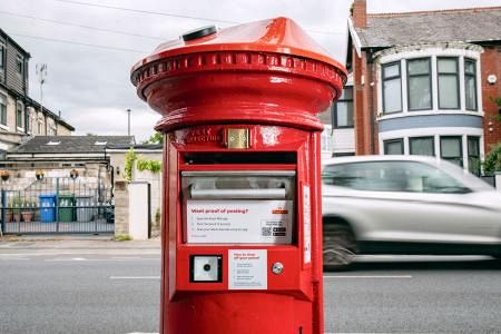 小型郵便物投函できるポスト 英国、ネット中古品売買に対応：山陽新聞