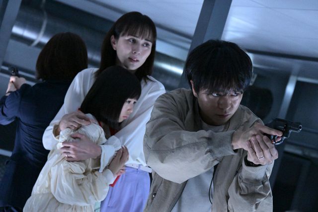 放送局占拠』武蔵三郎（櫻井翔）ファミリー、武装集団「妖」と