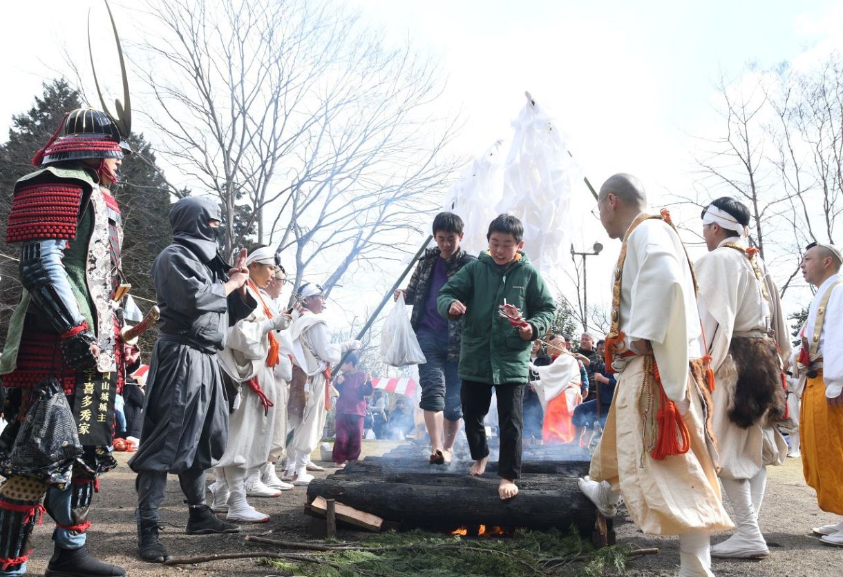 無病息災祈る 赤磐・普門院 参拝者300人 「 火渡り」：山陽新聞