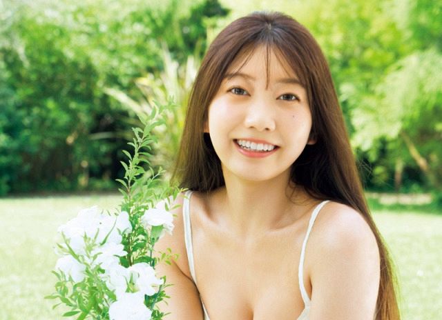 謎の女X”、『ヤンマガ』グラビアに再登場 芸名決定＆“王道三角水着”で