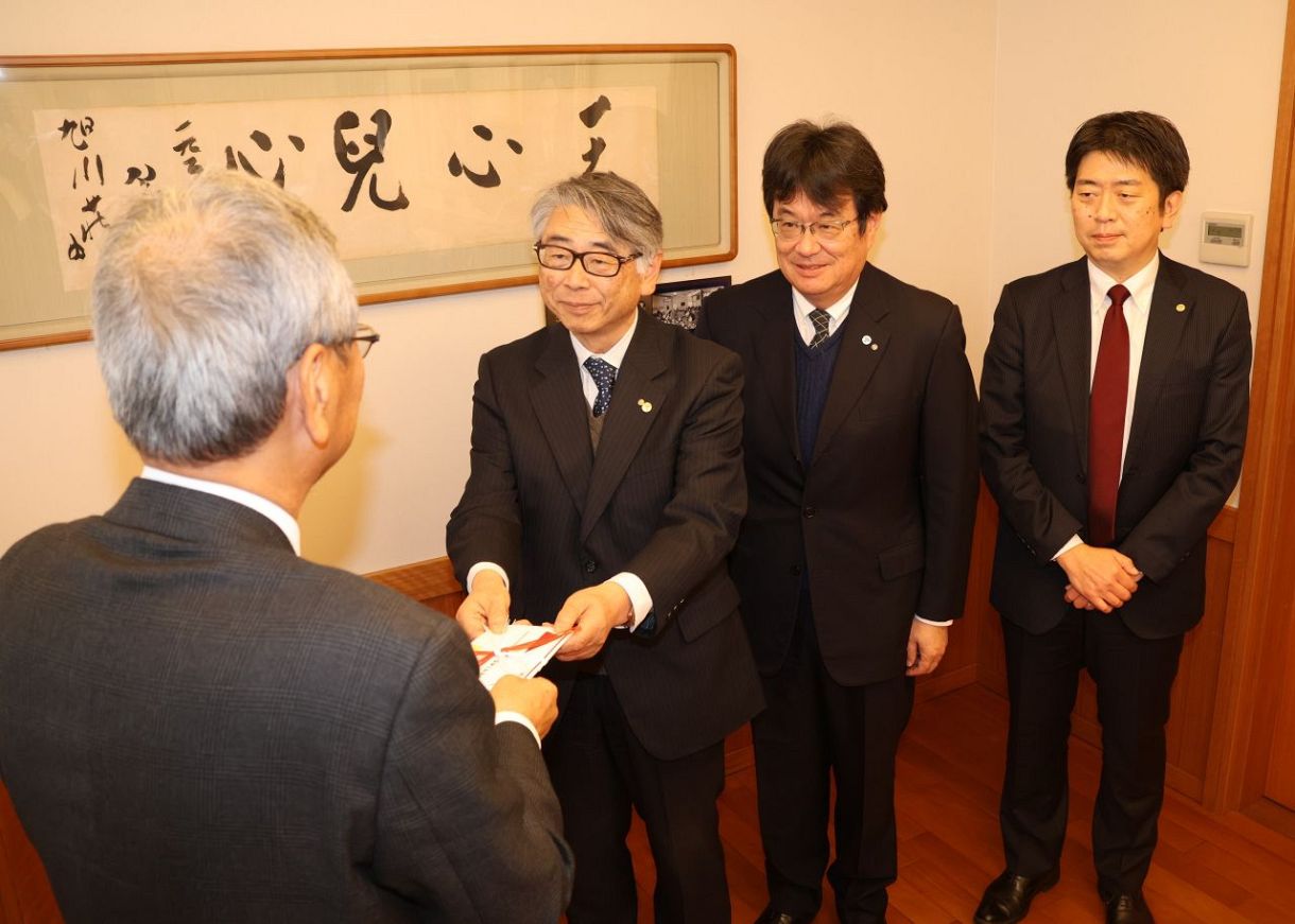 30施設・団体へ「愛の義援金」 歳末助け合い美術展収益 山陽新聞社会
