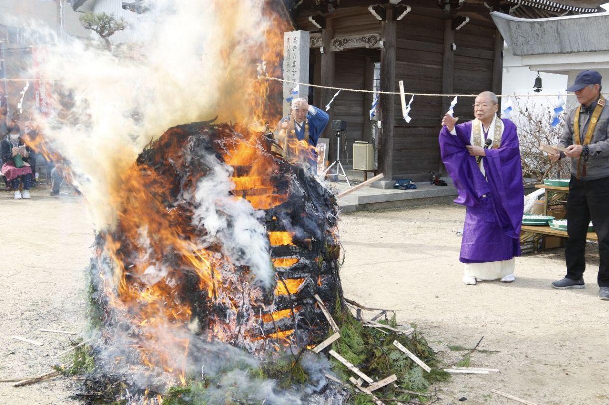 交通安全や息災を祈願 久米南・泰西寺で柴燈護摩供法要：山陽新聞