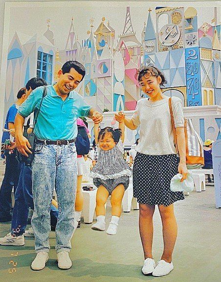 初ディズニーに喜ぶ3歳の女の子、30年後の家族写真がエモすぎる