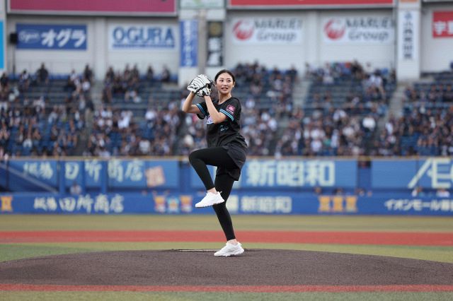 奥山かずさ、緊張しすぎで“ノーバン”ならず 大好きなロッテ戦始球式