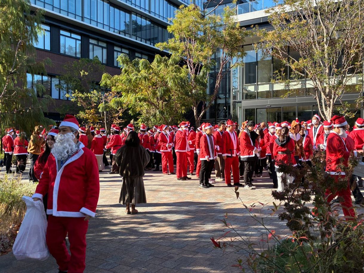 街中に２００人のサンタ　岡山で清掃イベント