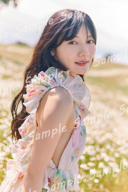 日向坂46河田陽菜、ボディラインあらわな“花畑”カット 2nd写真集