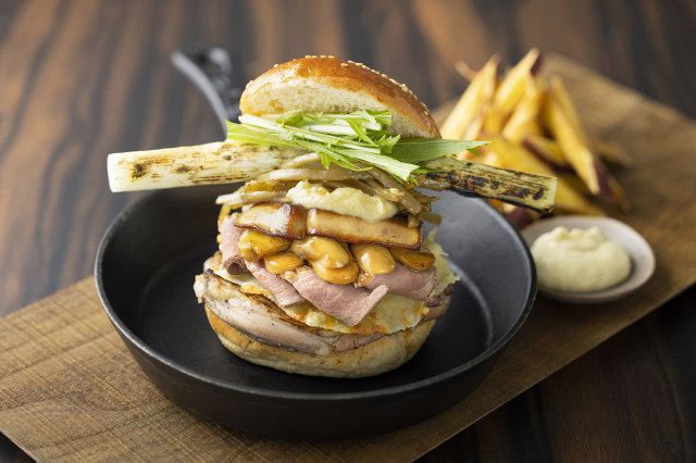 鴨がねぎを背負って来る」を表現したバーガー、大阪の外資系ホテルに