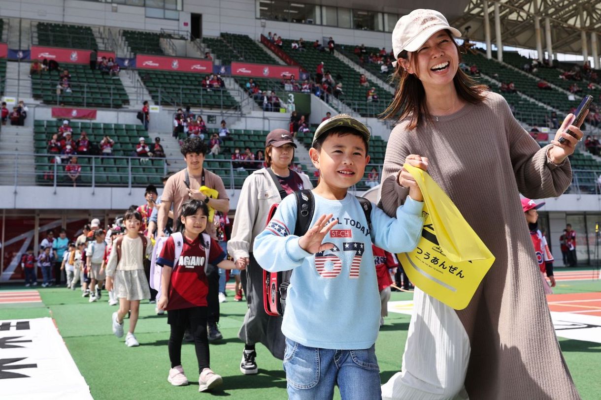 スタジアムで〝入学式〟新小学1年生がピッチイン！「どきどきしたけど