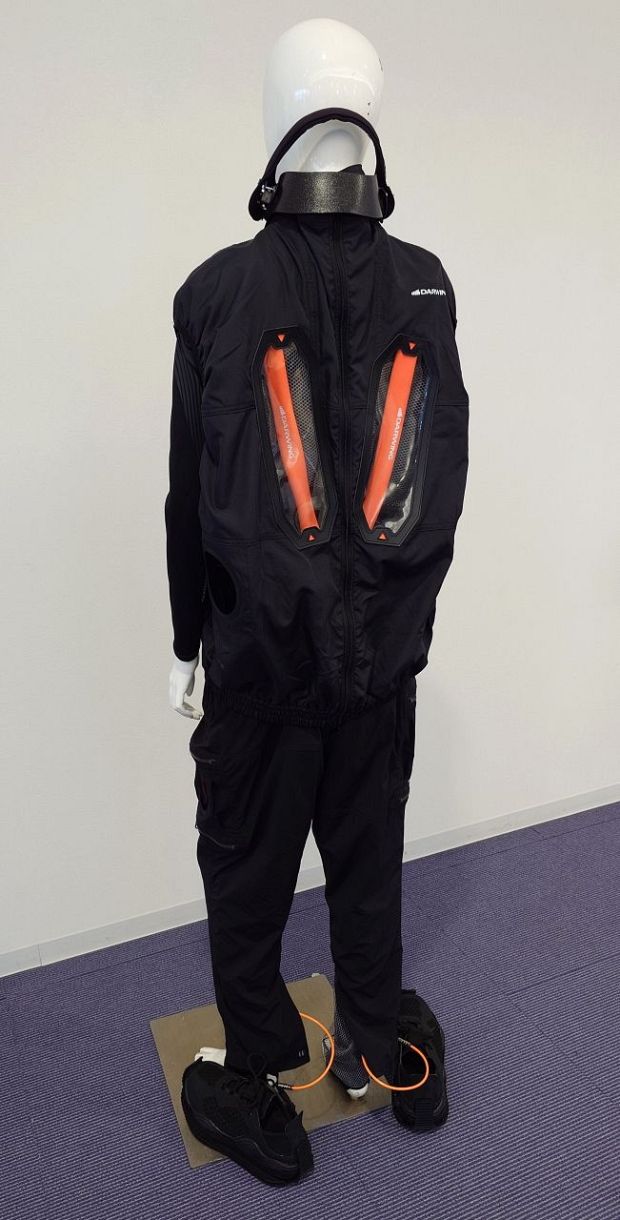 空気圧で持ち上げ動作をアシスト ダイヤ工業、試作スーツを万博出展